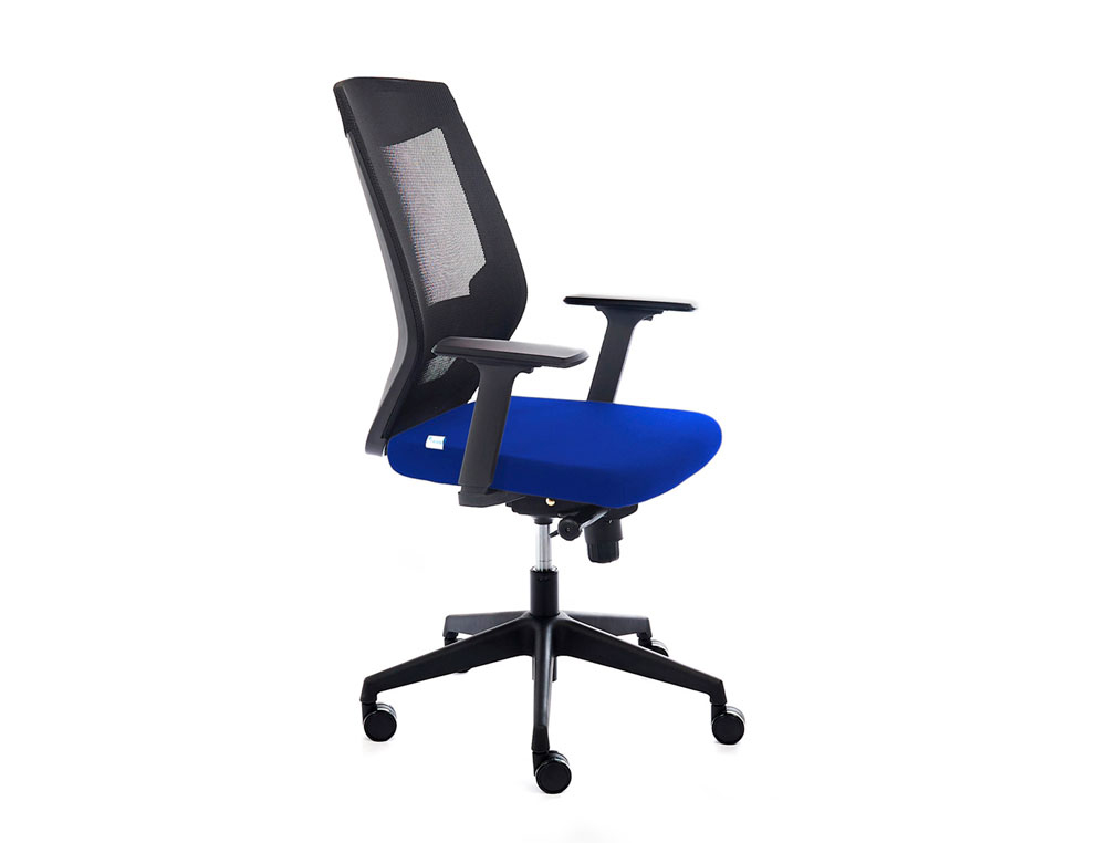 Silla rocada de oficina con brazos tapizada en tela ignifuga azul y respaldo en polimero negro