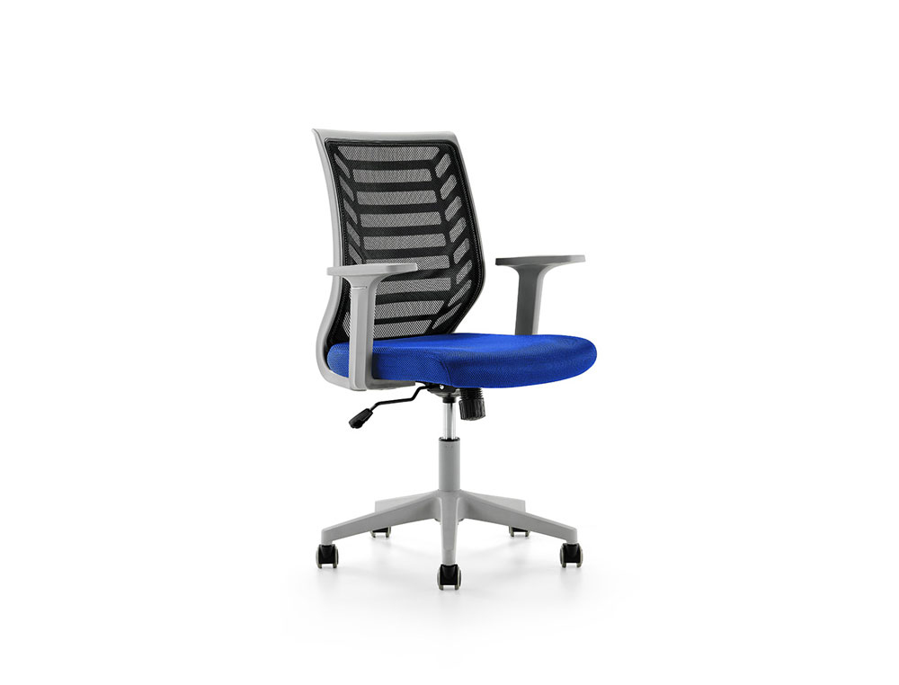 Silla rocada de oficina brazos regulables estructura gris respaldo malla y asiento tela ignifuga azul
