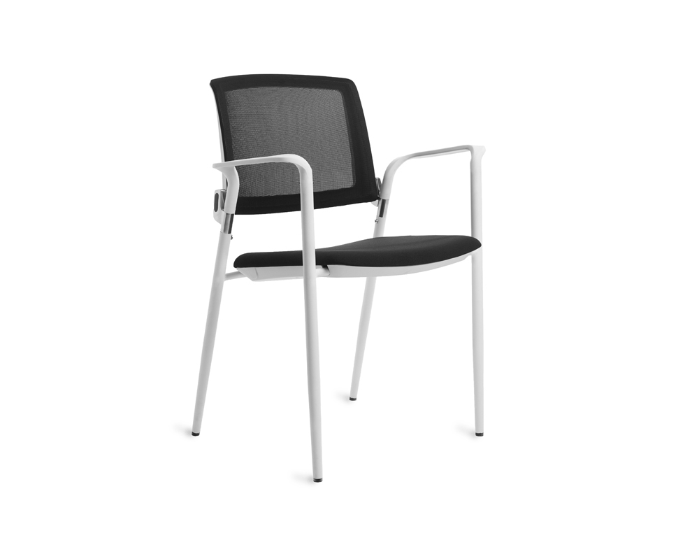 Silla rocada confidente brazos fijos estructura metalica blanca asiento tela ignifuga respaldo de malla